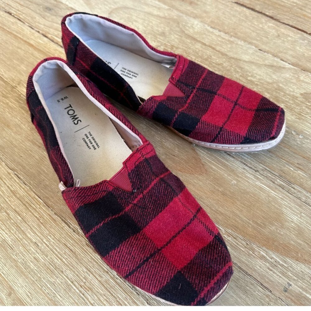 Toms Women’s Slip On Loafer Flats Red Black Buffalo Plaid Wool Size 8.5